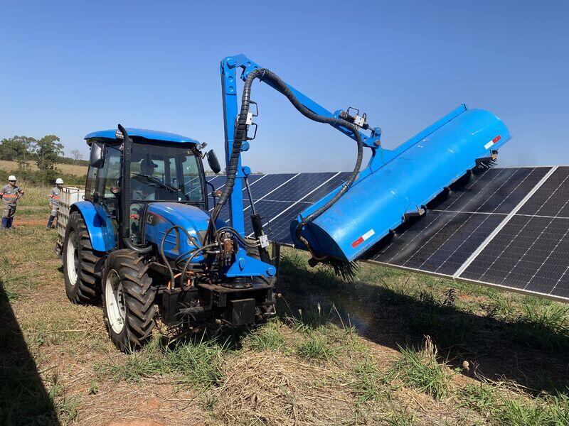 Automação de trator para limpeza de placas solares